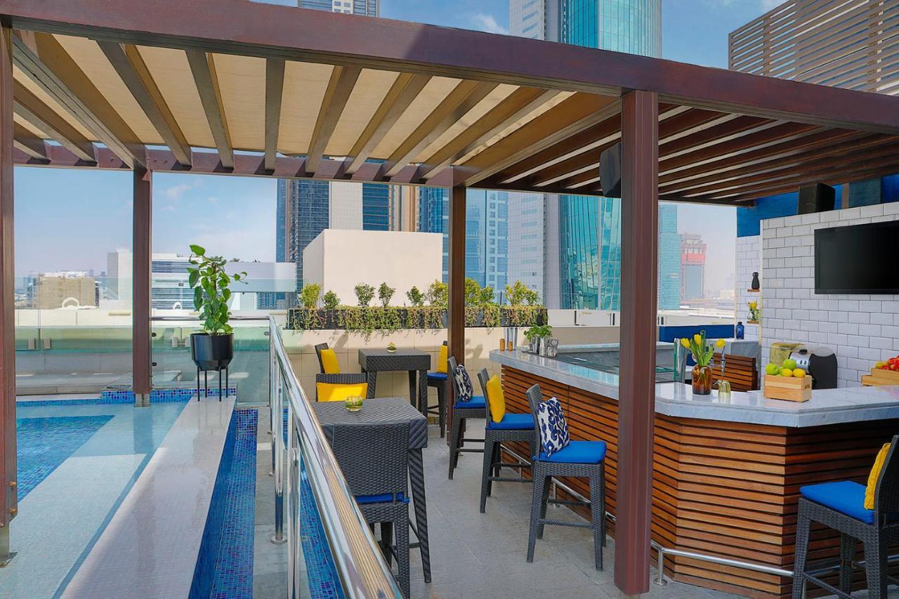 Nassima Tower Hotel Apartments Dubai Exterior foto The rooftop pool at the hotel