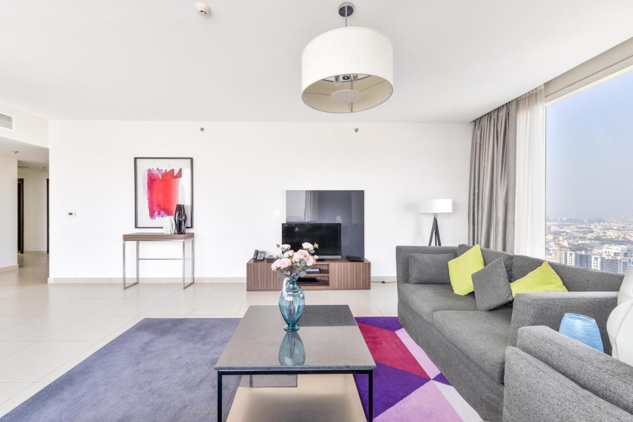Nassima Tower Hotel Apartments Dubai Exterior foto A living room in a serviced apartment in Dubai