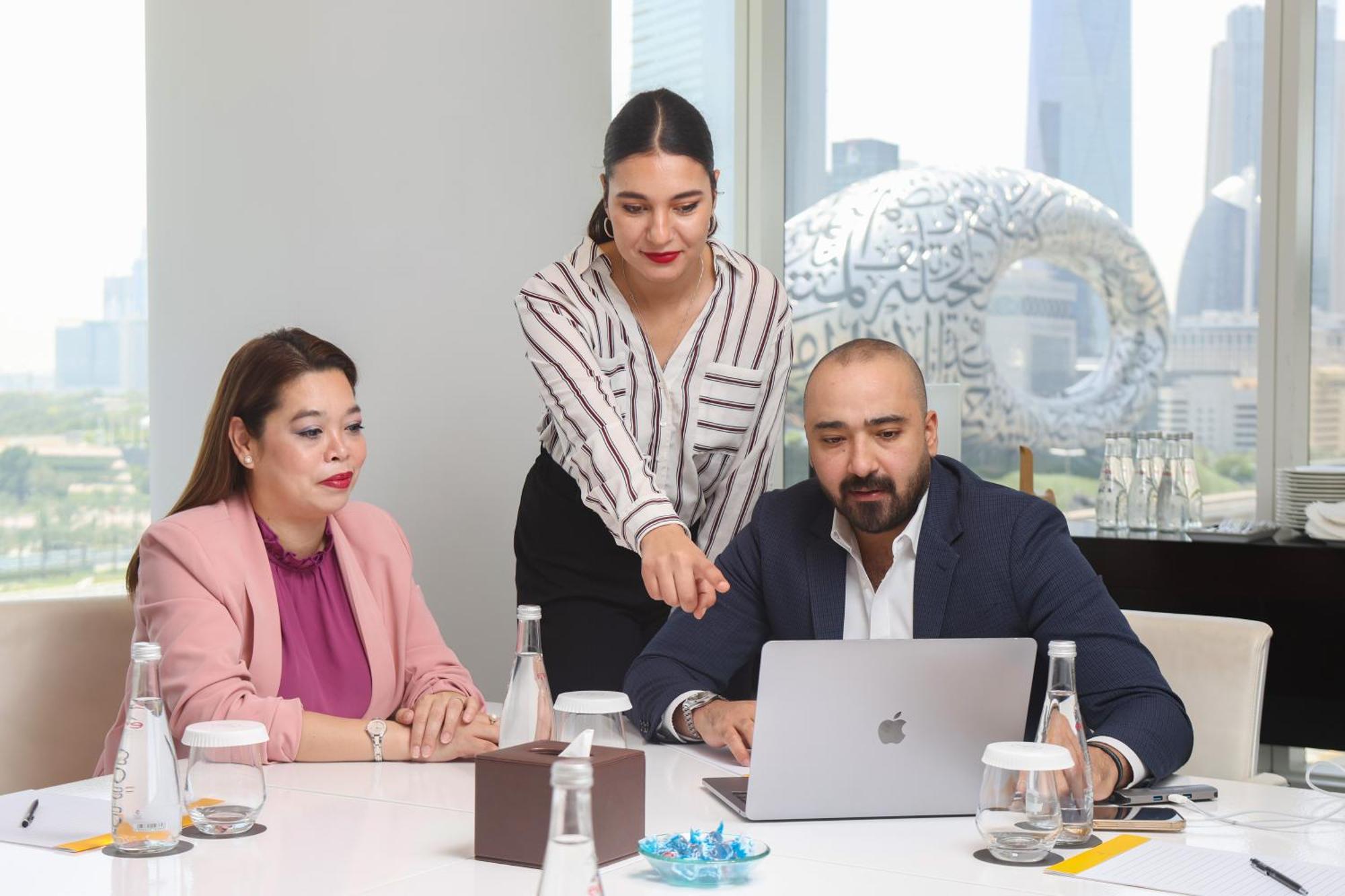 Nassima Tower Hotel Apartments Dubai Exterior foto A meeting at the office of the United Arab Emirates Ministry of Health and Prevention