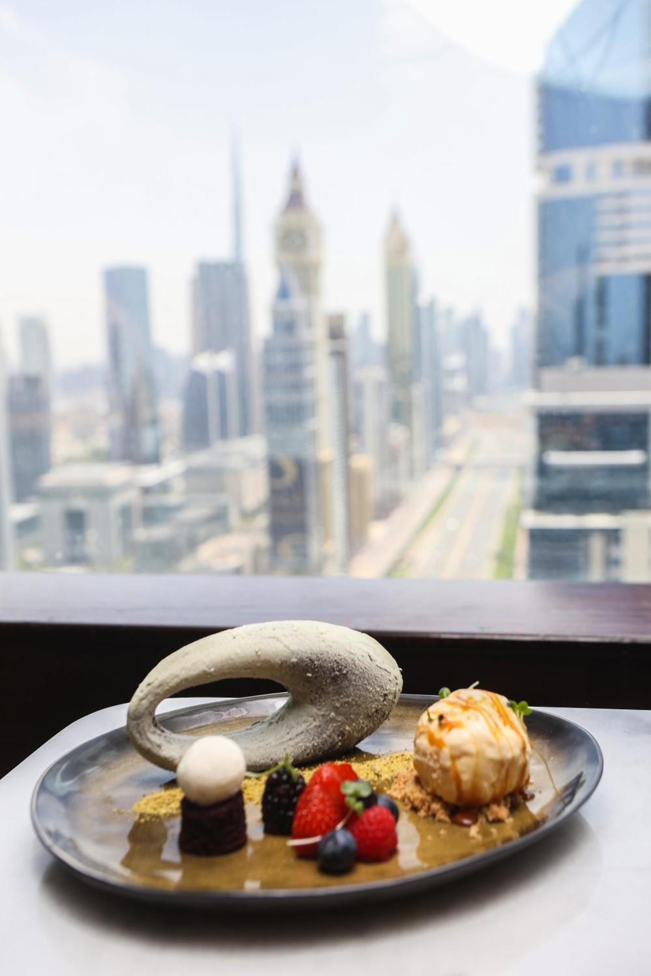 Nassima Tower Hotel Apartments Dubai Exterior foto A view of the Dubai skyline from the restaurant