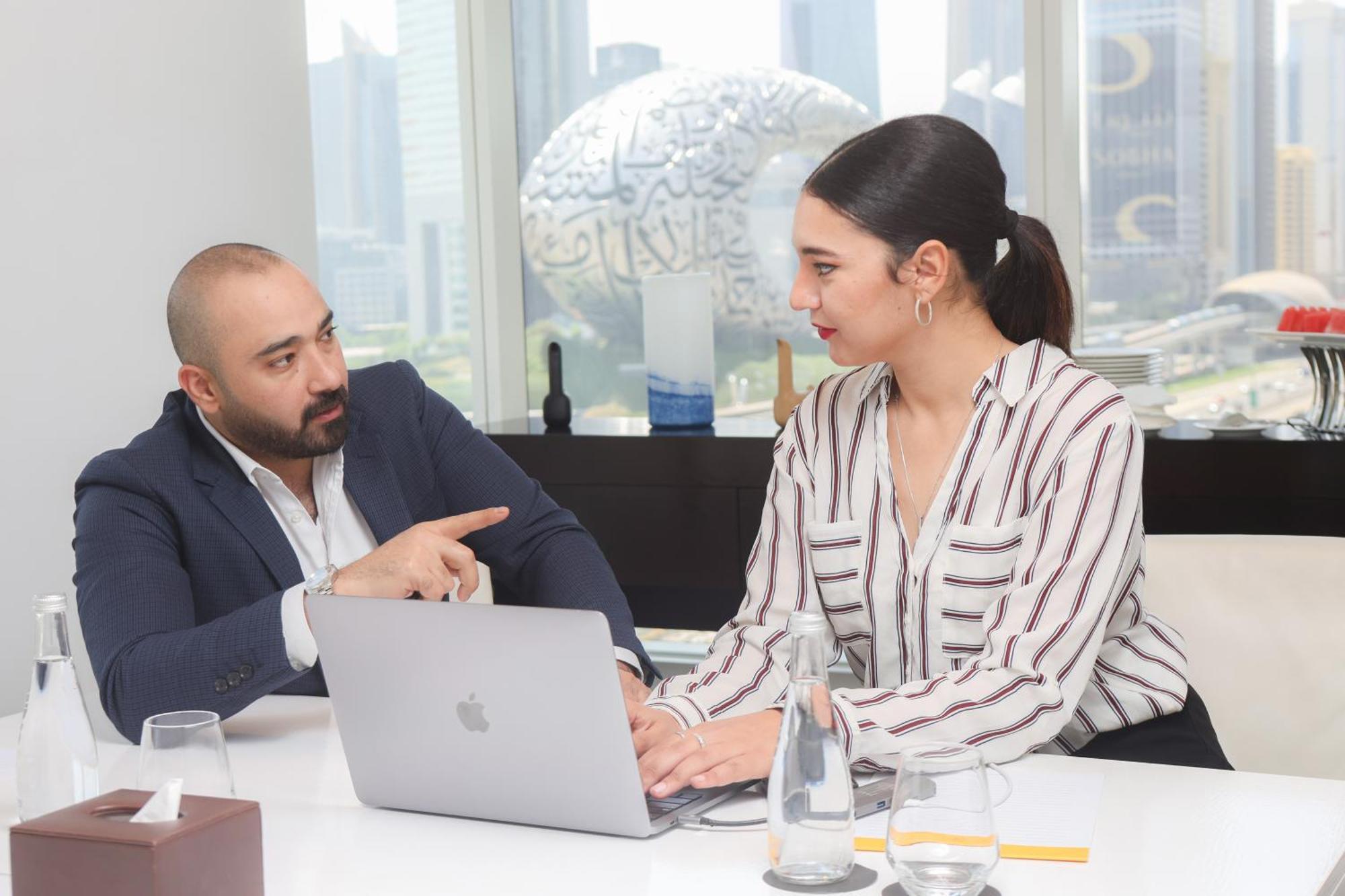 Nassima Tower Hotel Apartments Dubai Exterior foto A meeting between a financial advisor and a client