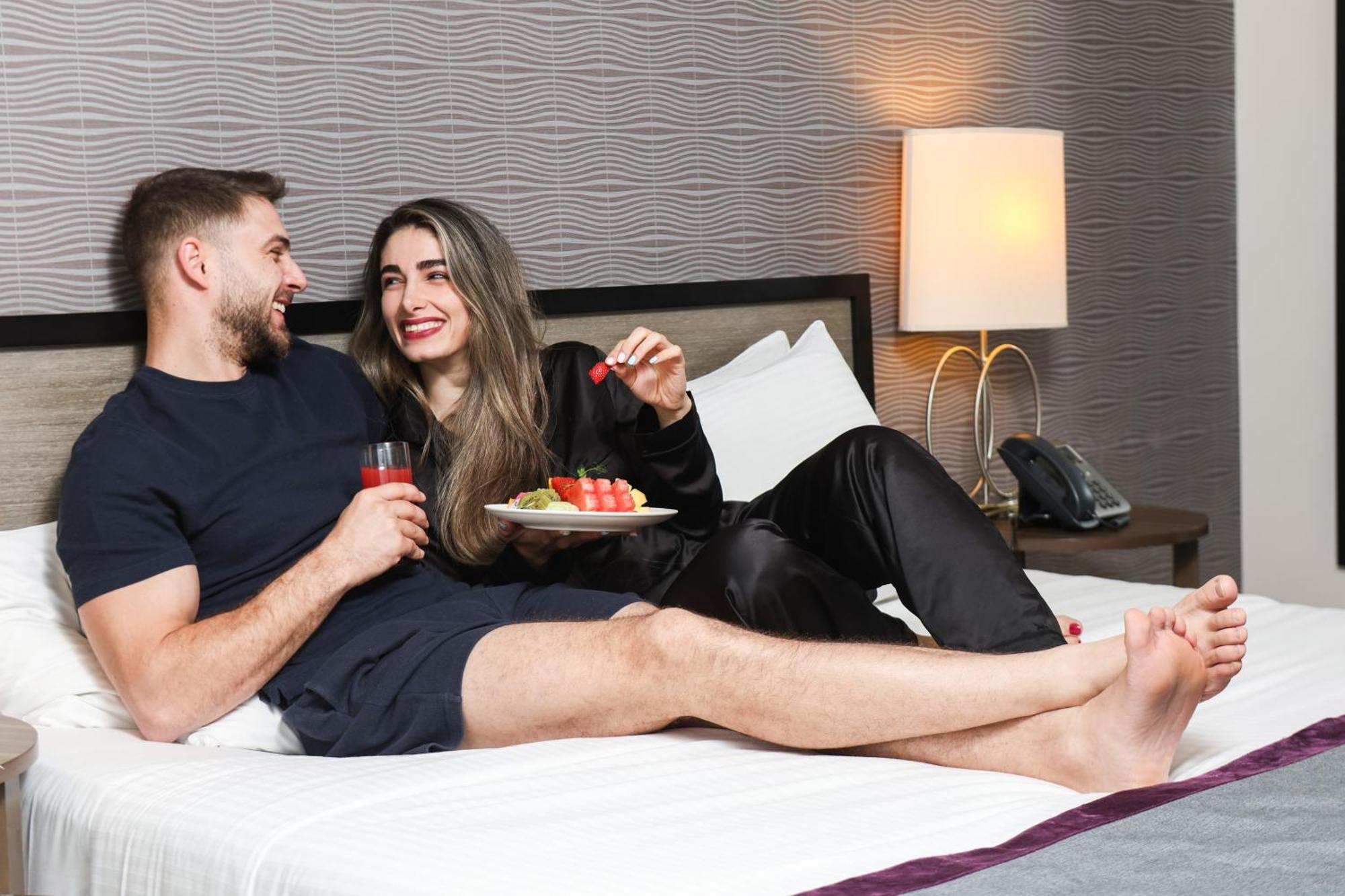 Nassima Tower Hotel Apartments Dubai Exterior foto A couple in bed