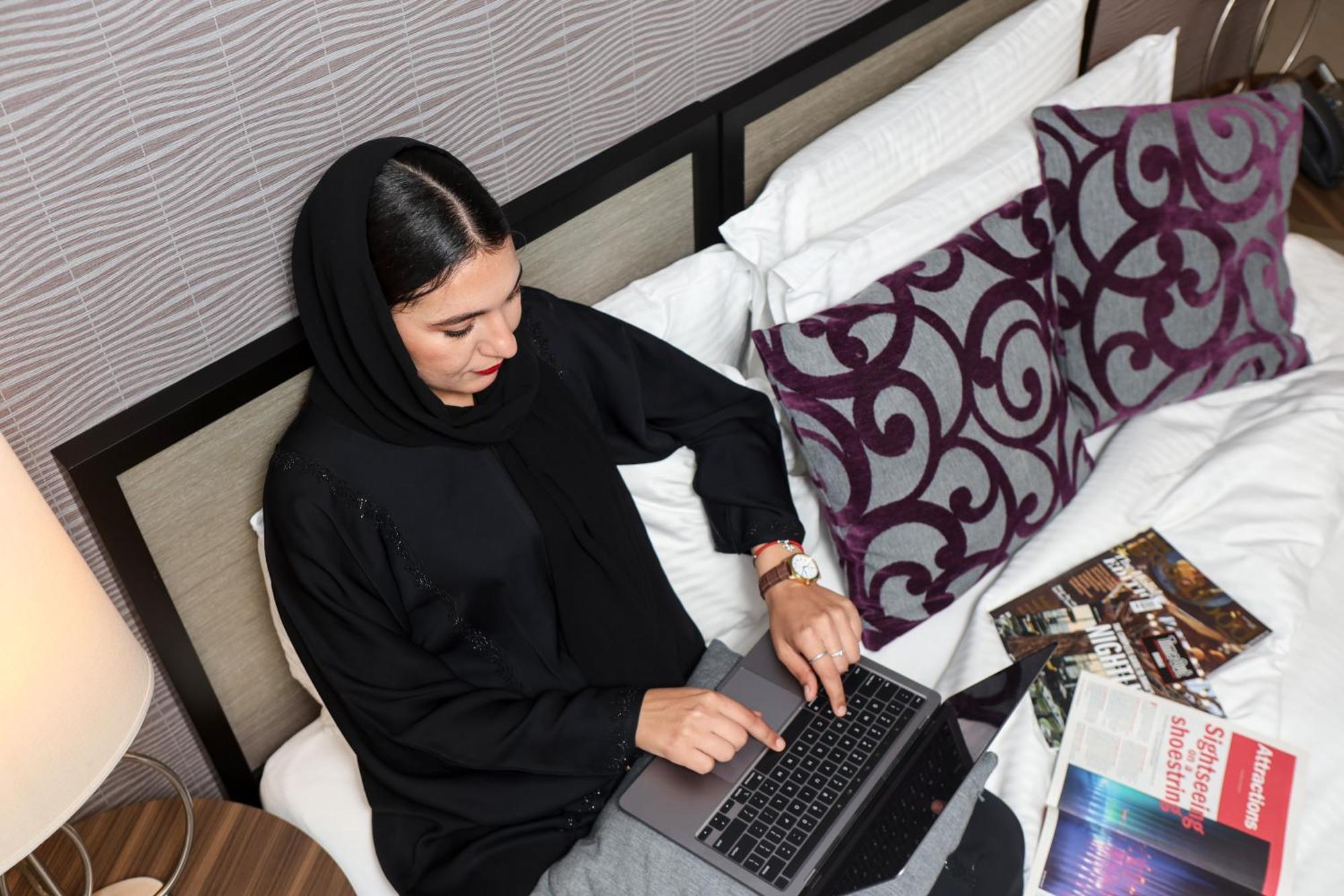 Nassima Tower Hotel Apartments Dubai Exterior foto A woman in Dubai wearing an abaya
