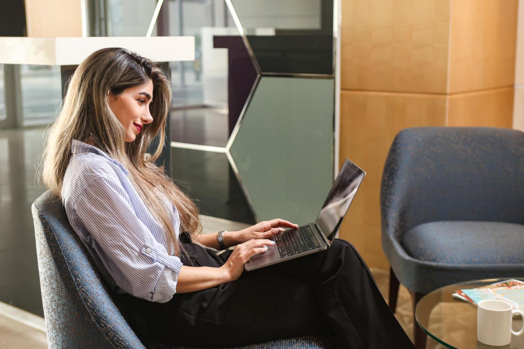 Nassima Tower Hotel Apartments Dubai Exterior foto A woman using a laptop