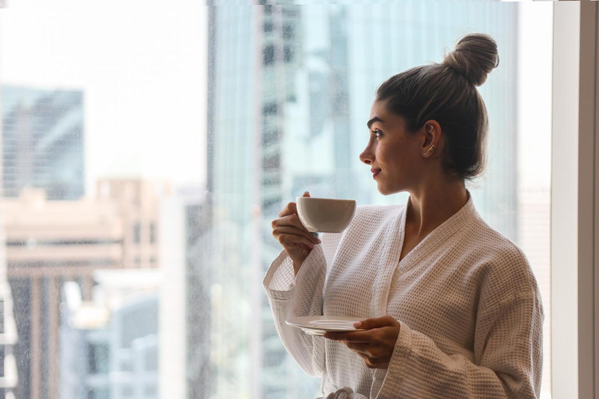 Nassima Tower Hotel Apartments Dubai Exterior foto A woman wearing a bathrobe