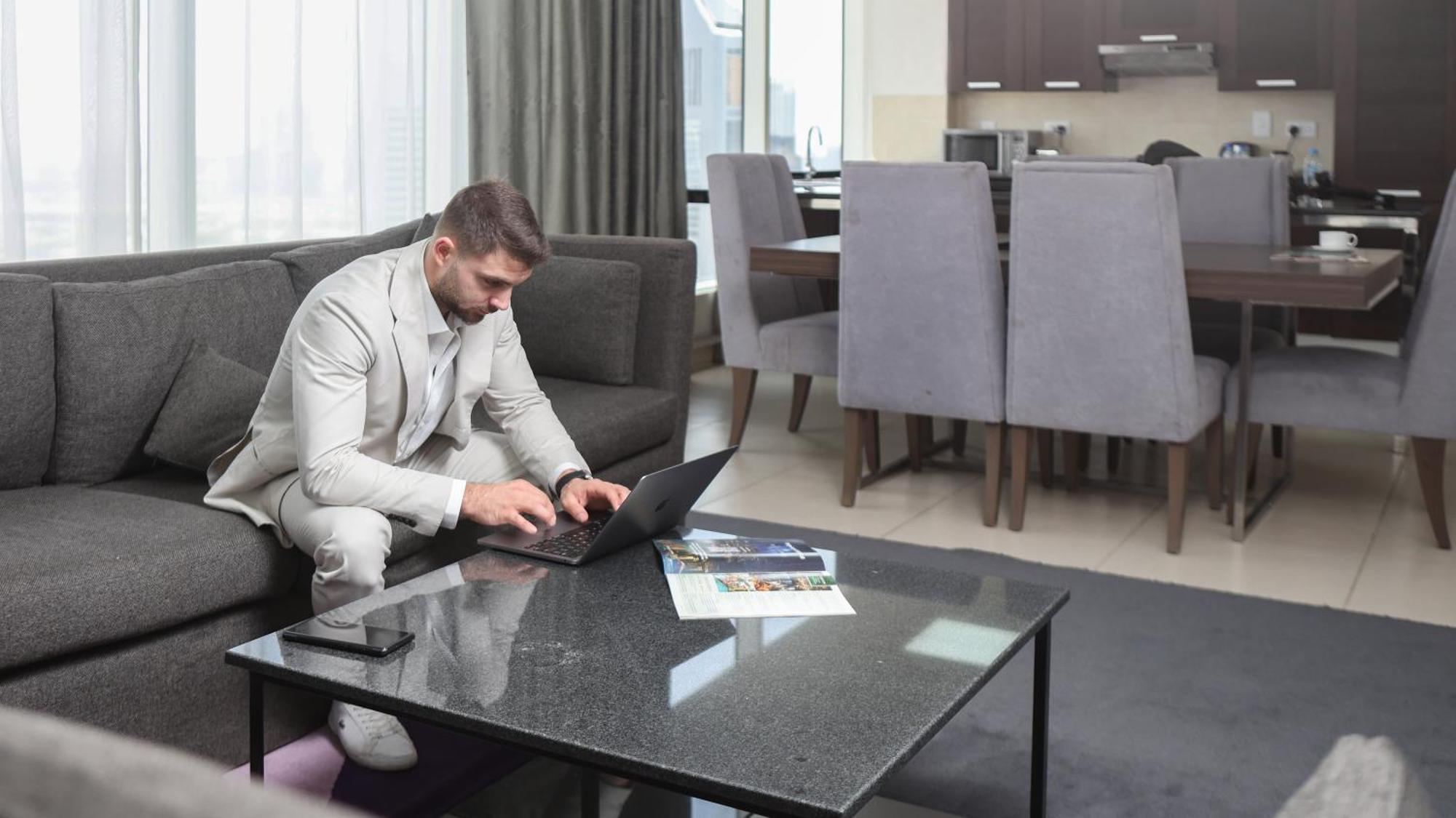 Nassima Tower Hotel Apartments Dubai Exterior foto A man working on a laptop